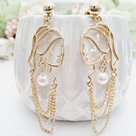 Boutique Jewelry - 💖 2/$30 Girl with a pearl earring gold tone Festival artsy statement earrings